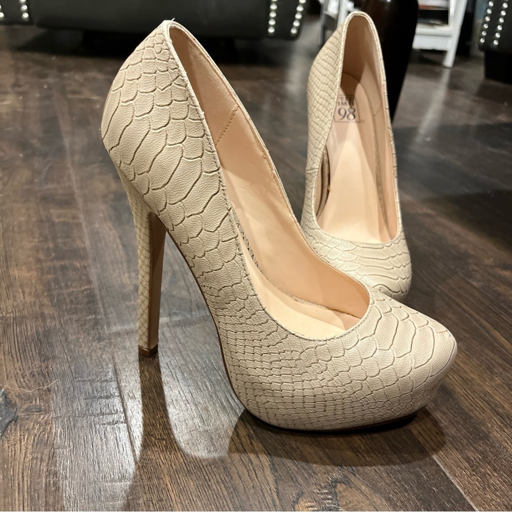 Speed limit 98 high heals size 8 1/2 nude type color